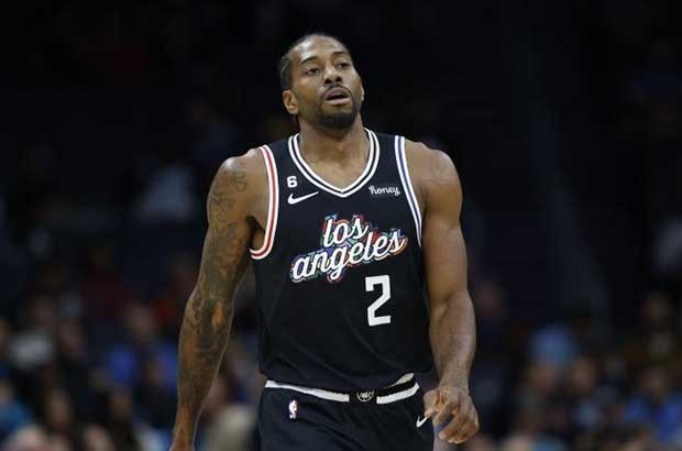 出手后原地劈腿凝视！威少飙中关键三分 国王缩小分差至2分（威少命中关键三分后原地劈腿凝视，国王将分差缩至2分）