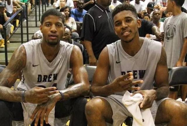 开小会？巴媒：安帅今日训练开始前和维尼修斯交谈了3分钟（巴媒：安切洛蒂训练前与维尼修斯单聊3分钟）