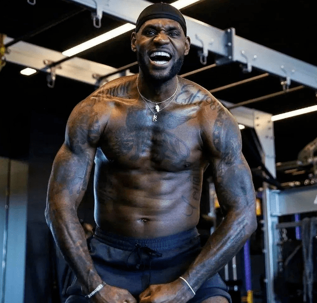 老鹰：特雷杨右膝伤势恢复顺利，约两周后复查（老鹰队：特雷杨右膝恢复良好，预计两周后复查）